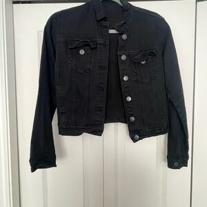 Cropped Black Jean Jacket with Denim Fabric and Classic Collar